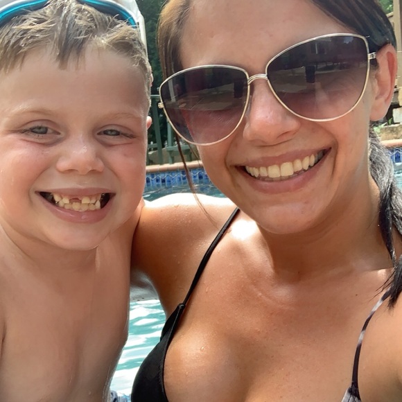 Meet your Posh Ambassador, Lyss! - Picture 5 of 6